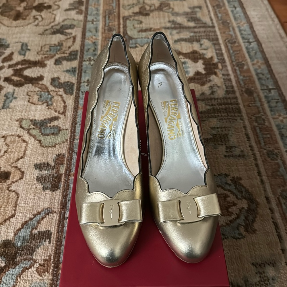FERRAGAMO Carla Shell Vara Ornament Pumps